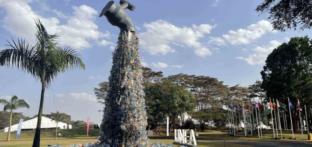 UNEA Nairobi - Plastikabkommen: Wasserhahn als Symbol für Plastikverschmutzung