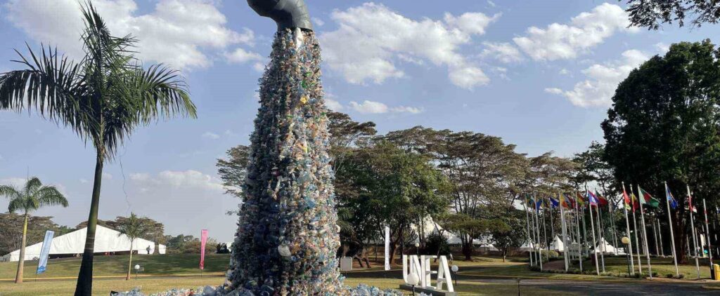 UNEA Nairobi - Plastikabkommen: Wasserhahn als Symbol für Plastikverschmutzung