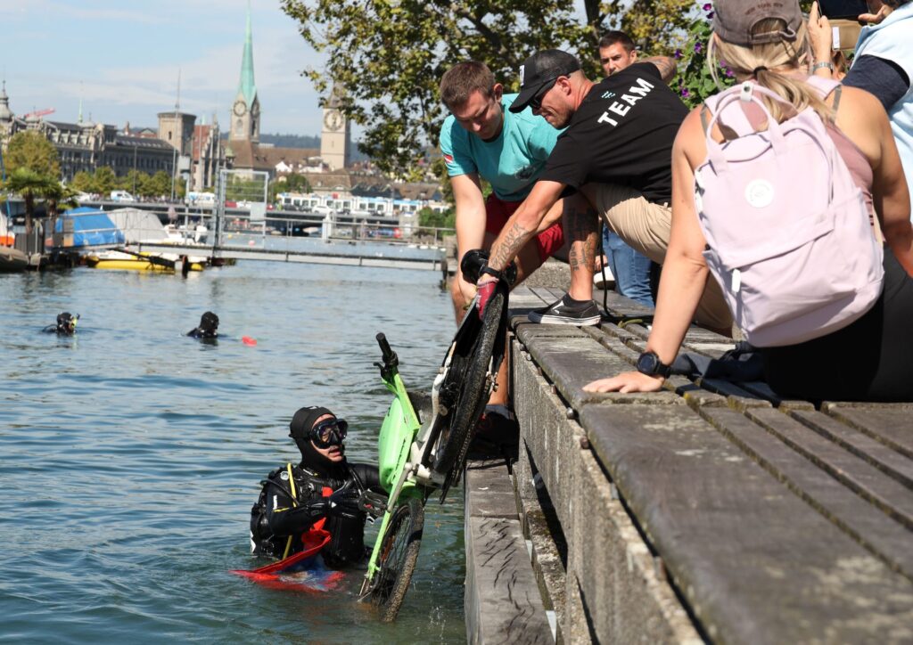 OceanCare World Cleanup Day 2023 E-Bike wird aus dem Wasser geholt