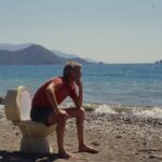 Michael Stachowitsch: Buch Beachcombers Guide - der Autor sitzt auf einer Toilette am Strand