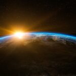 Aufnahme aus dem Weltall: Die Sonne erscheint hinter der Erde während der Nacht